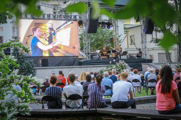 Klaipedos laikrodziu muziejaus kiemelis (2)